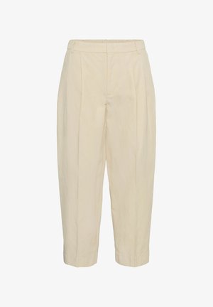 Svijetlo bež hlače visokog struka s naborima, bočnim džepovima, ravnim nogavicama i pojasom bez vidljivog zatvaranja, prikazane na bijeloj pozadini.