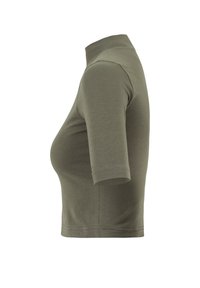 Haut court à manches courtes de couleur olive, près du corps, avec un col montant, fabriqué en tissu doux et extensible, présentant des coutures soignées et une texture lisse.