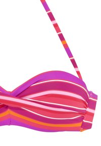 Violetinio maudymosi kostiumėlio viršus su horizontaliomis raudonomis, rožinėmis ir oranžinėmis juostelėmis. Minkšta tekstūra, susukta forma centre, reguliuojamos petnešėlės.