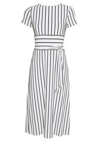 Vit klänning med vertikala svarta ränder, korta ärmar, en figursydd midja och ett knytbälte fram. Slätt tyg med en avslappnad silhuett.