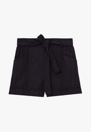 Shorts noirs taille haute avec larges revers, poches avant, passants pour ceinture et ceinture en tissu nouée à la taille.