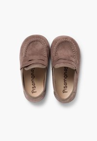 Brązowe zamszowe mokasyny z przeszywanym wzorem i małym akcentem w postaci kokardy. Wnętrze posiada miękkie wykończenie z brandingiem "Pisamonas".