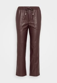 Pantalon en simili cuir bordeaux avec une coupe décontractée, taille élastique, fermetures à cordon de serrage et poches latérales, offrant une texture lisse.