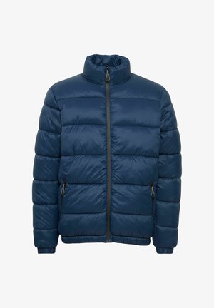 Jakna od puf materijala u mornarsko plavoj boji s visokim ovratnikom, punim patentnim zatvaračem i bočnim džepovima na patentni zatvarač; kviltani dizajn s malim pravokutnim panelima.