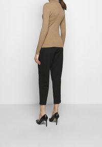 Lauren Ralph Lauren Stickad tröja - camel