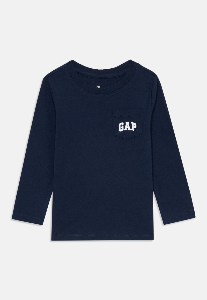 Sötétkék, hosszú ujjú póló, kicsi mellzsebbel, amelyen fehér "GAP" logóbetűk találhatók.