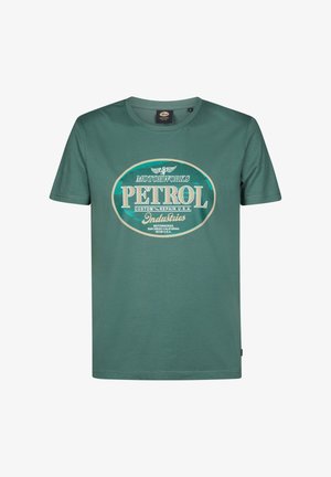 Tricou verde din bumbac, cu o grafică ovală centrală pe care scrie "PETROL MOTORWORKS" în text albastru deschis și alb, mâneci scurte și guler rotund.