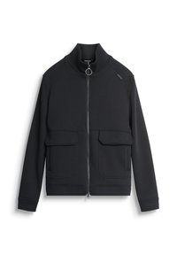 Chaqueta negra con cuello alto, cremallera frontal y dos grandes bolsillos de parche. Textura suave con costuras en contraste y acento metálico.