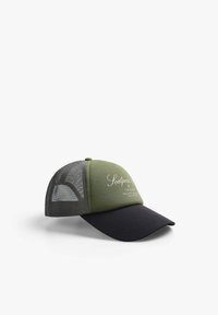 Gorra de béisbol verde y negra con parte trasera de malla, visera curva y texto bordado en la parte delantera. Presenta paneles de colores contrastantes.