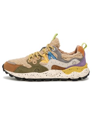 Bunte Sneaker mit einem strukturierten, flauschigen Obermaterial und suedefarbenen sowie stofflichen Akzenten in Braun, Olivgrün, Gelb und Lila, sowie einer gesprenkelten Sohle.