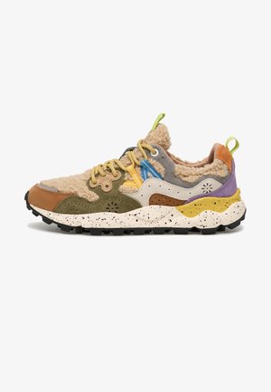 Sneaker multicolore con tomaia testurizzata e soffice, dettagli in suede e tessuto marrone, oliva, giallo e viola, e suola maculata.