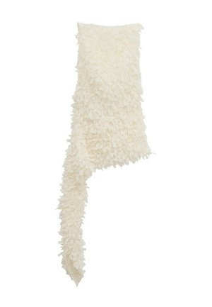 Vestido blanco asimétrico con tela texturizada y en capas que se asemeja a pétalos, ajustado en la parte superior y fluido por un lado.