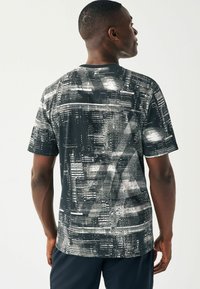 Next ACTIVE TIE DYE - Nyomott mintás póló - black white
