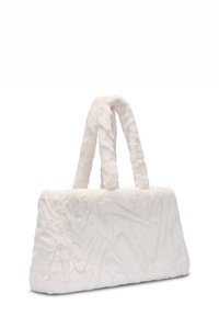Biała torebka z futra sztucznego o teksturowanej powierzchni, kanciastej formie i dwóch okrągłych uchwytach. Wzór zawiera delikatny, wypukły motyw.