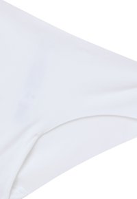 Slip bikini bianco con una texture liscia e opaca. Presenta un taglio a vita bassa e una cintura curva per un design pulito e minimal.