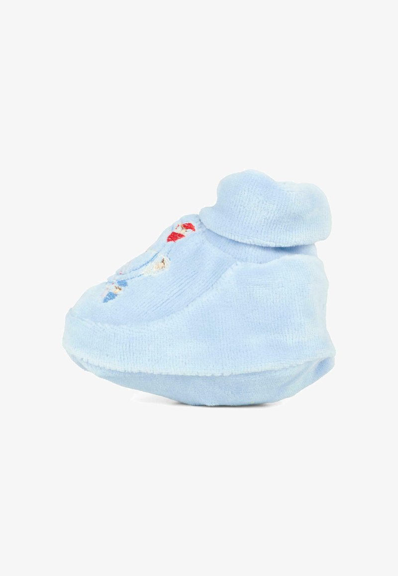 Lichtblauwe stoffen pantoffel met een opgerolde bovenkant, versierd met geborduurde ontwerpen van rode en blauwe elementen aan de zijkant, zachte textuur en ronde vorm.