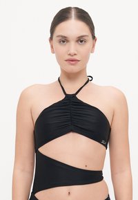 Čierna bikiny top s halter krkom, so zberaním a asymetrickým strihom. Hladká textura, minimálne logo na boku.
