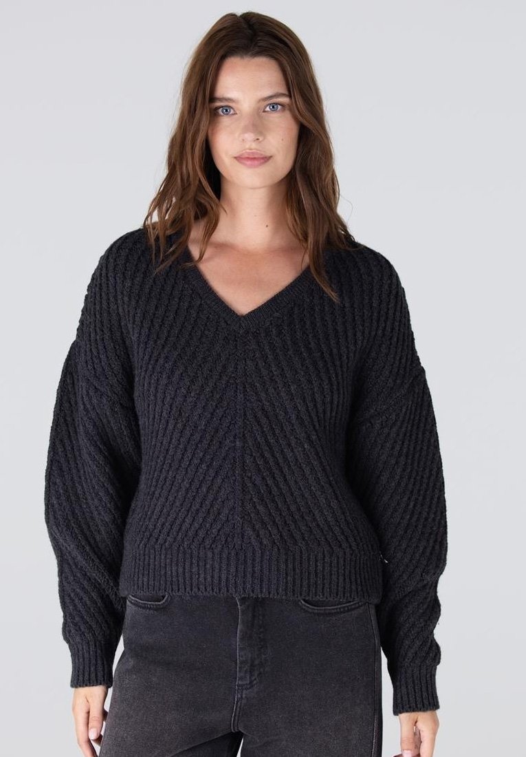 Zwarte V-hals trui met een geclusterde ribstructuur, losse mouwen en een cropped pasvorm, gemaakt van een zachte gebreide stof.