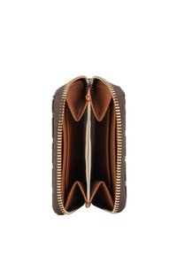 Portafoglio in pelle marrone con chiusura a zip, dotato di due scomparti, fodera in tessuto beige e un'esterno con motivo.