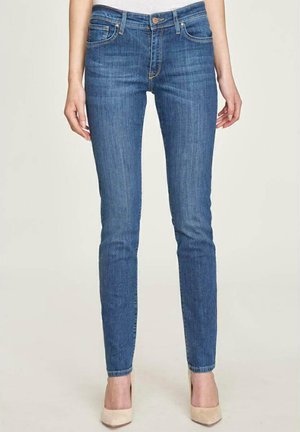 - Jeansy Slim Fit