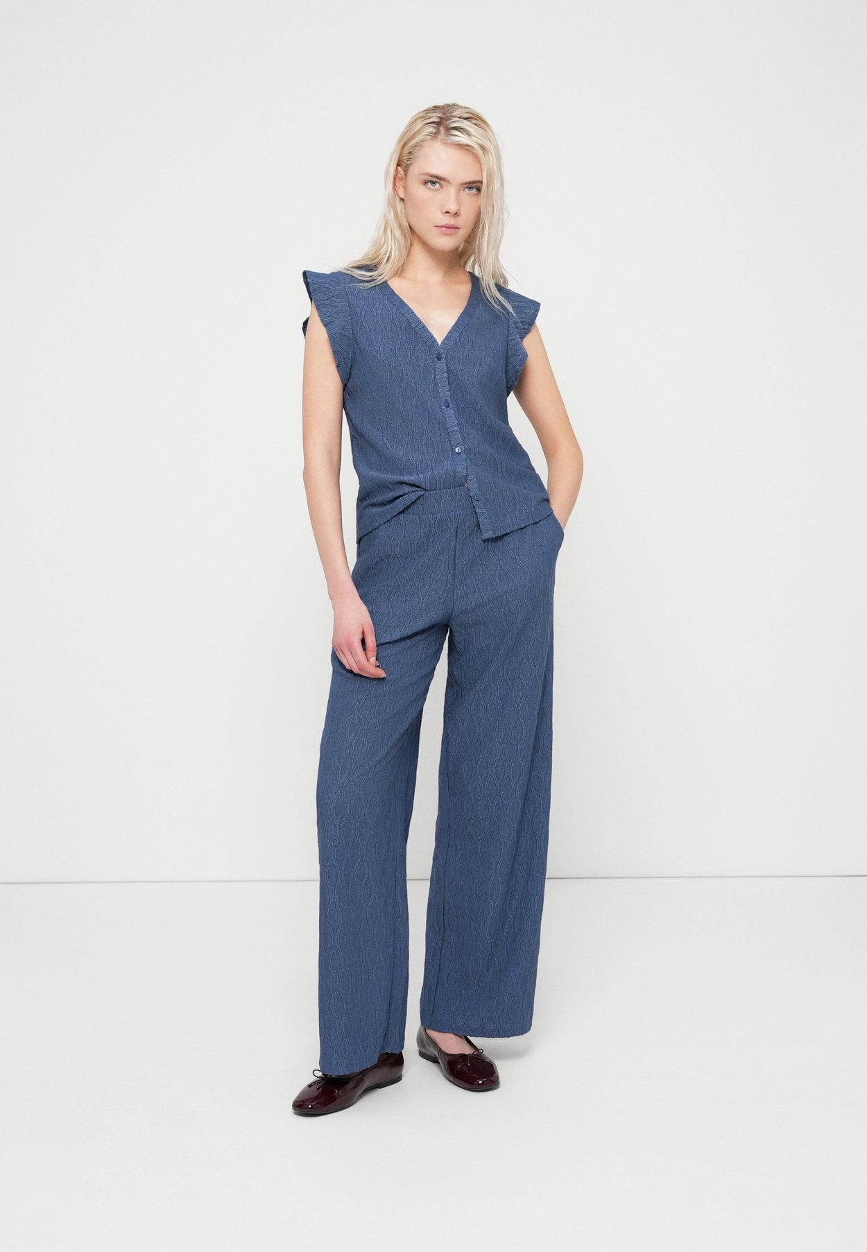 ONLAYA BUTTON V NECK