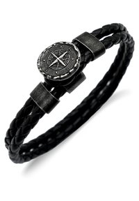 Zwarte gevlochten leren armband met een centrale ronde metalen hanger met een kompasontwerp, verfraaid met gladde cilindrische metalen kralen.