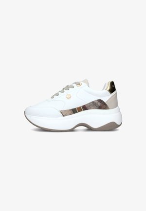 Valkoiset sneakerit, joissa on teksturoidut, tähtikuosiset sivupaneelit, kultaiset yksityiskohdat ja paksu valkoinen pohja. Ominaisuuksiin kuuluvat pyöreät nauhat ja pehmustettu kaulus.