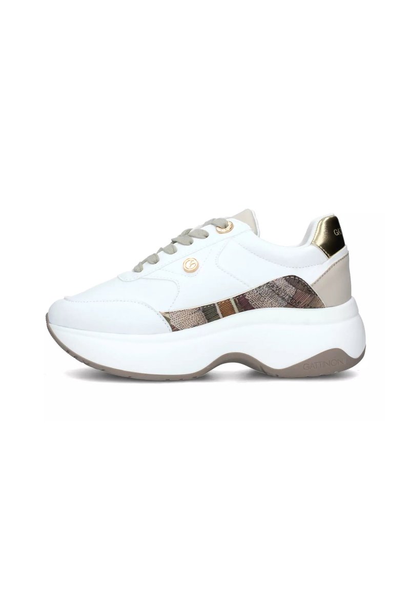 Zapatilla blanca con un panel lateral texturizado y con patrón, acentos dorados y una suela gruesa blanca. Presenta cordones redondos y un collar acolchado.