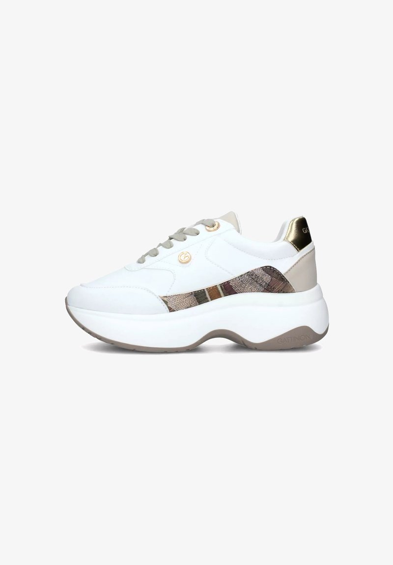 Sneaker bianco con pannello laterale texturizzato e a motivo, dettagli dorati e una suola bianca spessa. Presenta lacci rotondi e un colletto imbottito.