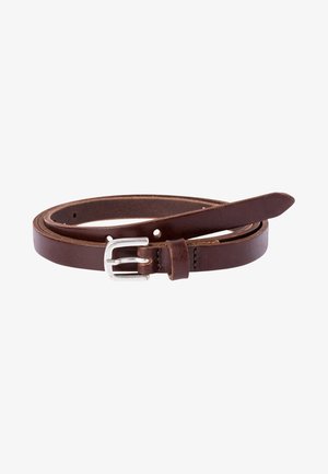 Curea din piele maro cu o cataramă din metal argintiu lustruit, având o textură netedă și mai multe găuri ajustabile pentru personalizarea dimensiunii.