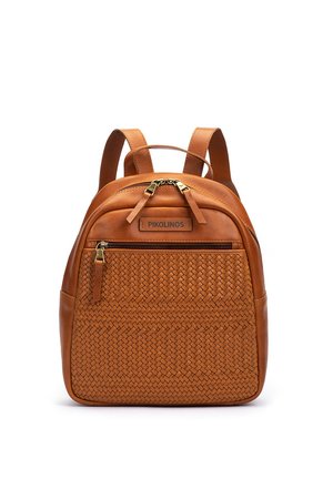 Petit sac à dos en cuir marron avec une poche avant tissée, des fermetures éclair dorées, deux tirettes de fermeture éclair supérieures, des bretelles rembourrées et un écusson logo Pikolinos.