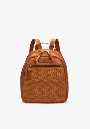 Pequeña mochila de cuero marrón con bolsillo frontal tejido, cremalleras doradas, dos tiradores en la cremallera superior, correas acolchadas y parche con el logo de Pikolinos.