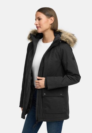 Crna parkas jakna s kapuljačom obložena krznom, prednjim zatvaračem, dva prednja džepa i rebrastim manžetama. Mekana tkanina s mat finišem.