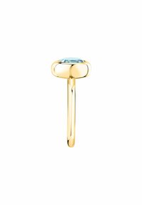 Anello d'oro con una fascia sottile e una gemma rotonda di un blu chiaro, incastonata in un bezel liscio e lucido. Design semplice ed elegante.