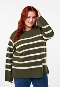 Maglione verde oliva con strisce verticali color crema, scollatura rotonda, vestibilità ampia, polsini e orlo a coste, e spacchi laterali in fondo.