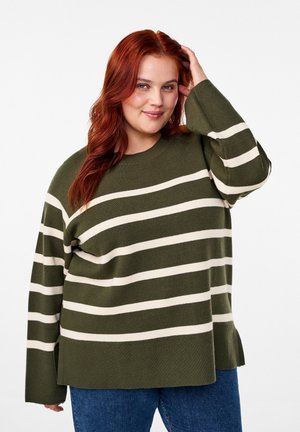 Maglione verde oliva con strisce verticali color crema, scollatura rotonda, vestibilità ampia, polsini e orlo a coste, e spacchi laterali in fondo.