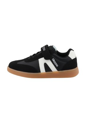 Schwarzer und weißer Sneaker mit einem Obermaterial aus Wildleder und Mesh, einem Klettverschluss, einer Gummisohle und kontrastierenden weißen Akzenten in einem schlanken Design.