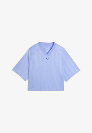Maglietta sportiva corta a maniche corte di colore azzurro chiaro con scollo a V e piccolo logo Puma scuro centrato sul petto.