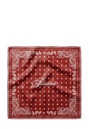 Rotes Bandana mit weißen Paisley- und Diamantmustern, in der Mitte das Wort „Verboten“ in eleganter Schrift.