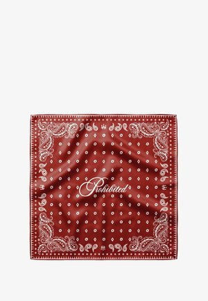 Rotes Bandana mit weißen Paisley- und Diamantmustern, in der Mitte das Wort „Verboten“ in eleganter Schrift.