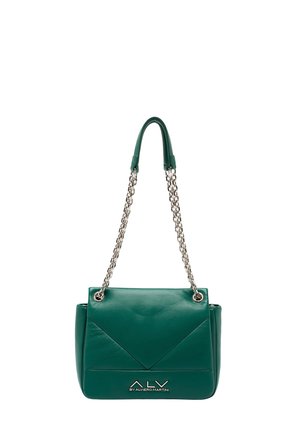 Borsa a tracolla in pelle verde con un design geometrico, cinghie a catena argentate e logo impresso nella parte inferiore. Texture liscia e morbida.