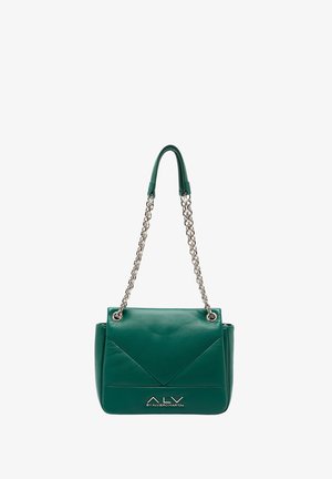 Borsa a tracolla in pelle verde con un design geometrico, cinghie a catena argentate e logo impresso nella parte inferiore. Texture liscia e morbida.