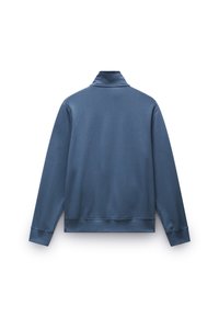 Blauwe fleece sweatshirt met een hoge kraag, lange mouwen en een geribde rand. Zachte textuur, eenvoudig ontwerp en geen zichtbare patronen of accenten.
