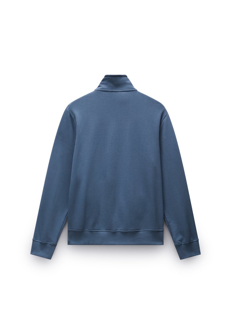 Sudadera de forro polar azul con un cuello alto, mangas largas y un dobladillo acanalado. Textura suave, diseño sencillo y sin patrones ni acentos visibles.