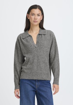 Grau gestrickter Pullover mit V-Ausschnitt und Kragen, der lange Ärmel und einen gerippten Saum hat. Der Stoff wirkt weich und strukturiert.