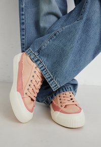 BEN FRESH - Joggesko - sherbert orange
