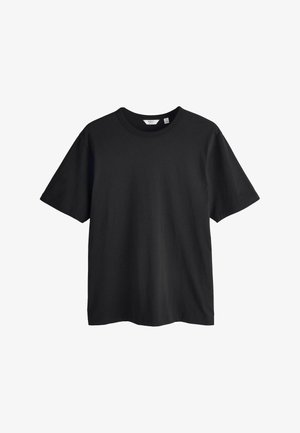 Musta lyhythihainen t-paita, jossa on pieni kirjailtu logo vasemmassa rinnassa ja keskikokoinen merkki kauluksen sisäpuolella.