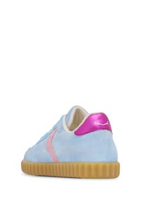 Sneaker in suede blu chiaro con accenti rosa, suola in gomma e interno morbido. Presenta un logo rosa lucido sul tallone e una suola testurizzata.