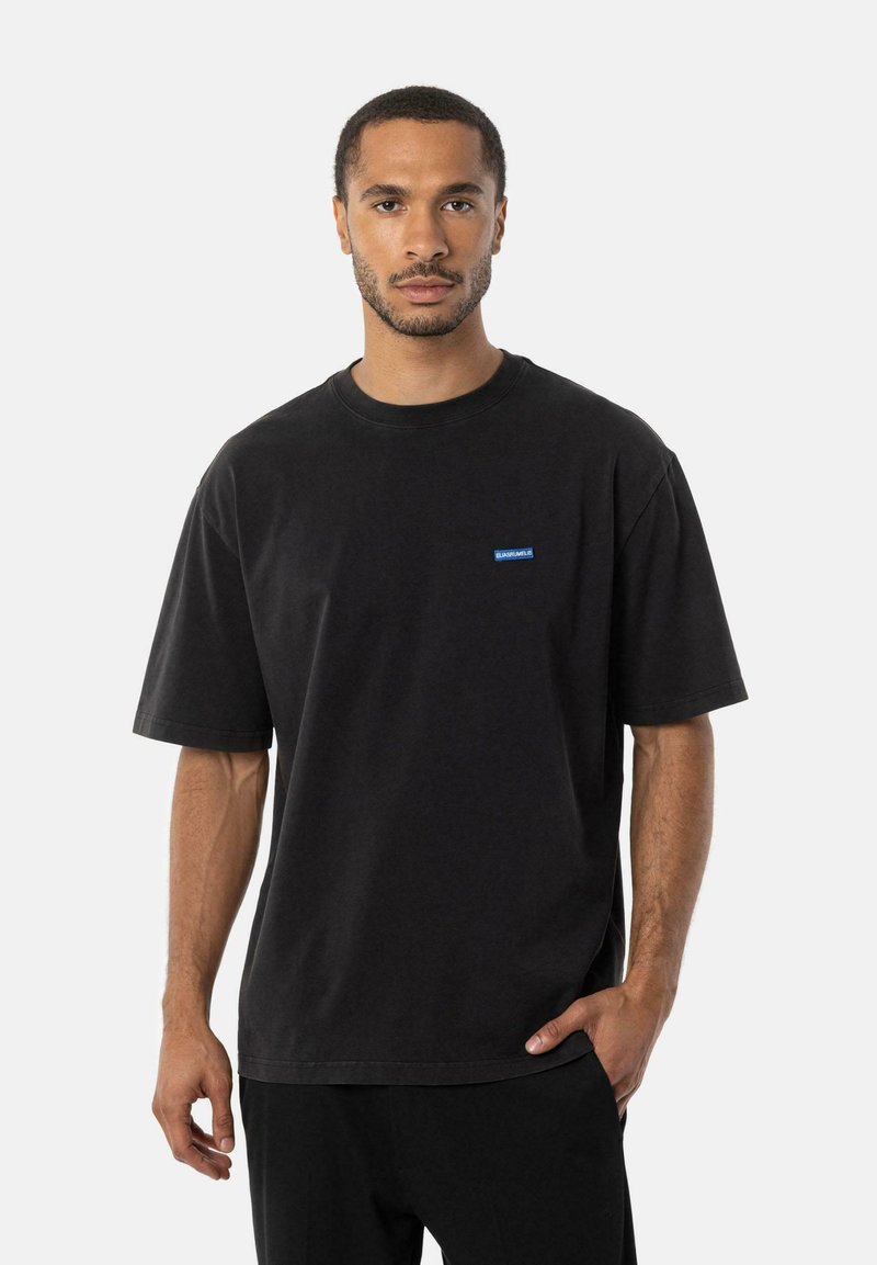 Sort bomulds t-shirt med kortærmer, rund halsudskæring og et lille blåt logo på brystet. Glat tekstur og afslappet pasform.