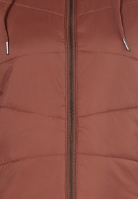 Giacca a vento marrone con zip completa, caratterizzata da una texture liscia e sezioni imbottite. Cappuccio регулируемое con estremità in metallo.